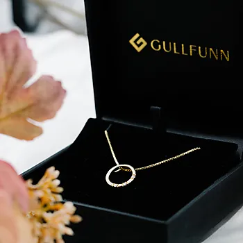 Bilde nummer 3 av Hedda smykke i 375 gult gull med diamanter 0,06 ct