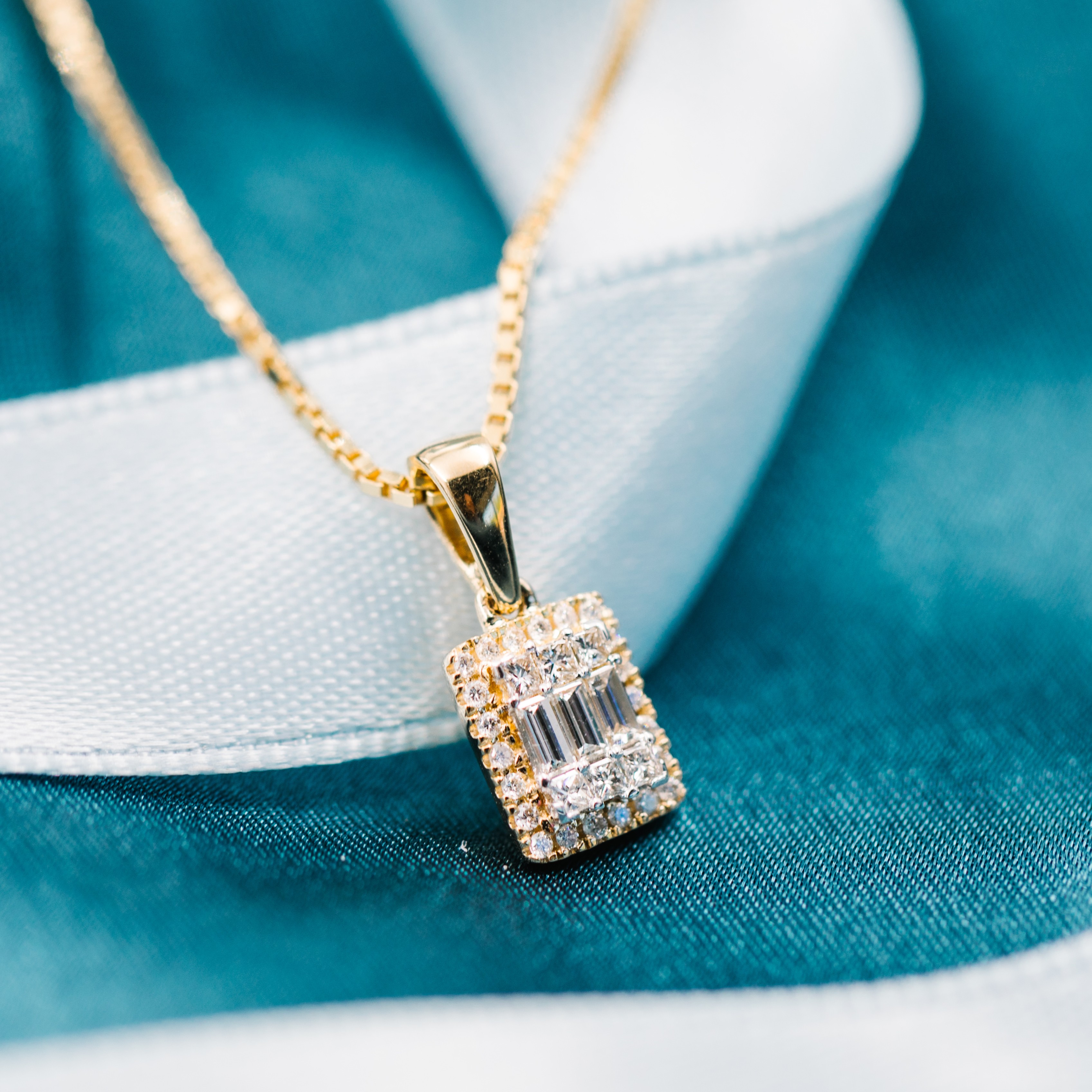 Bilde nummer 3 av Elizabeth anheng i 585 gult gull med diamanter 0,25 ct