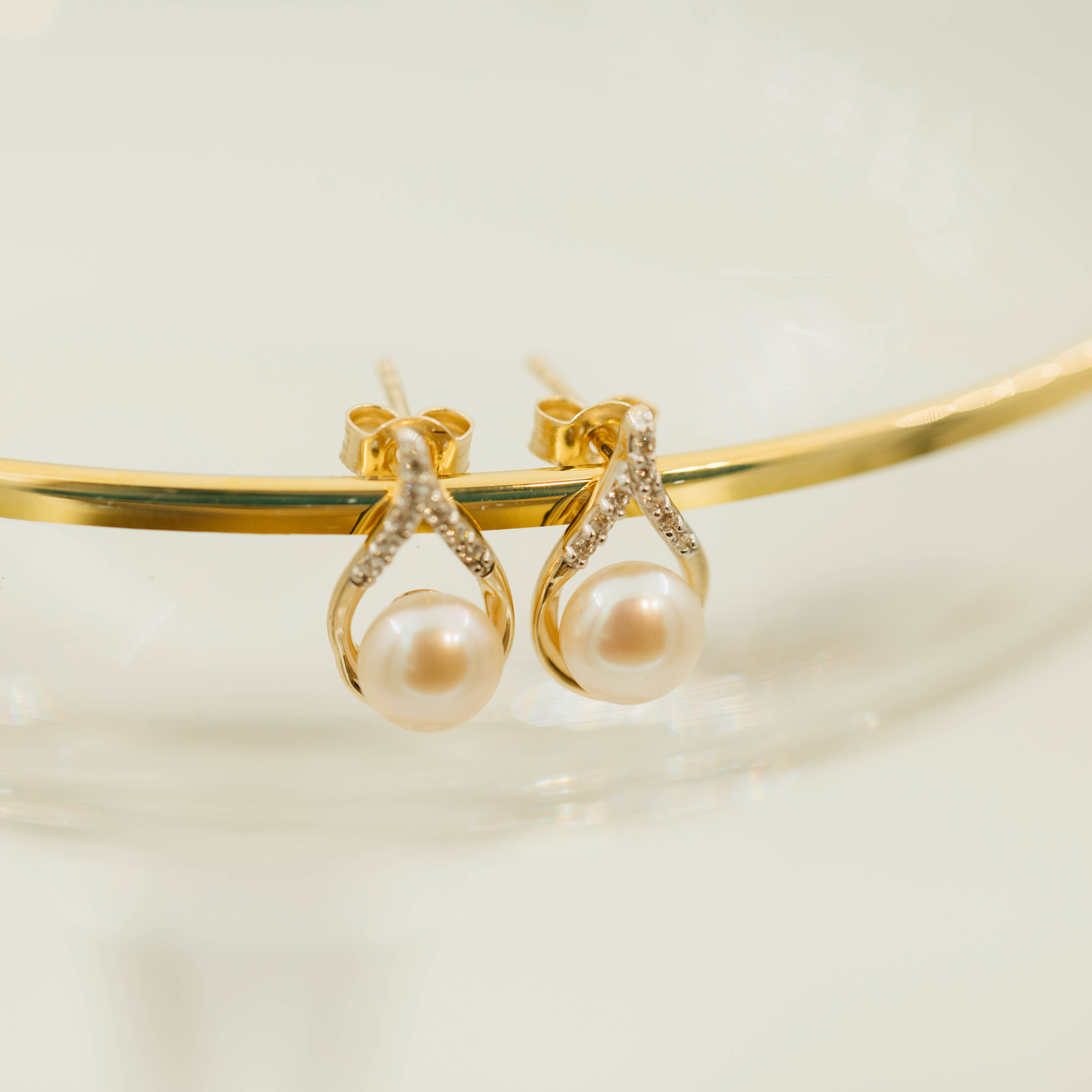 Bilde nummer 4 av Pan Jewelry, Øredobber i 585 gult gull med ferskvannsperler og zirkonia