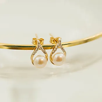 Bilde nummer 4 av Pan Jewelry, Øredobber i 585 gult gull med ferskvannsperler og zirkonia
