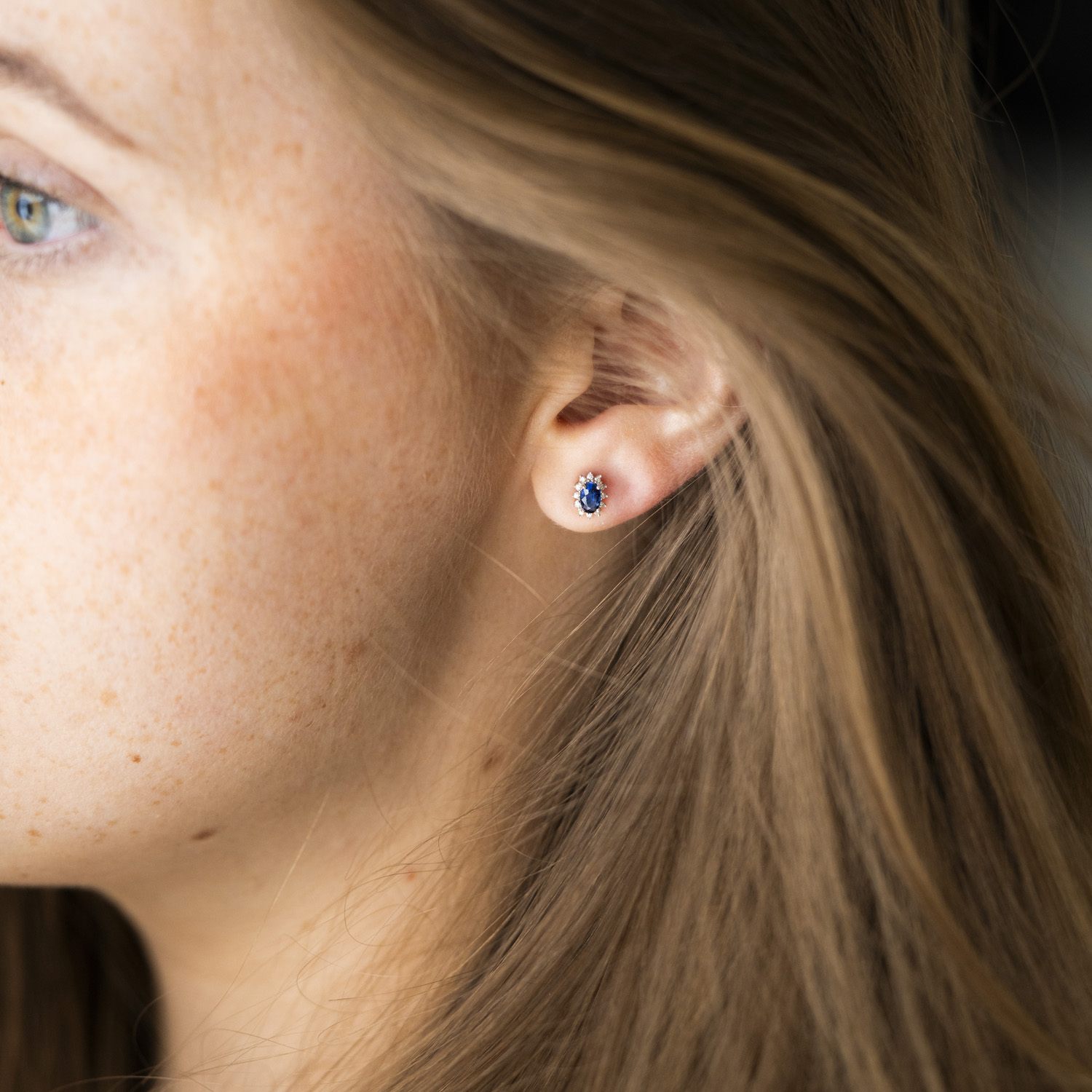 Bilde nummer 2 av Gold Collection, Øredobber i 585 hvitt gull med diamanter 0,08 ct og safir