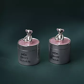 Bilde nummer 2 av Prins & Prinsesse, Skrin til 'Min første tann og hårlokk' forsølvet med bamse og rosa lokk