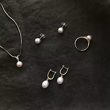 Bilde nummer 4 av Pan Jewelry, Øredobber i 585 gult gull med ferskvannsperler