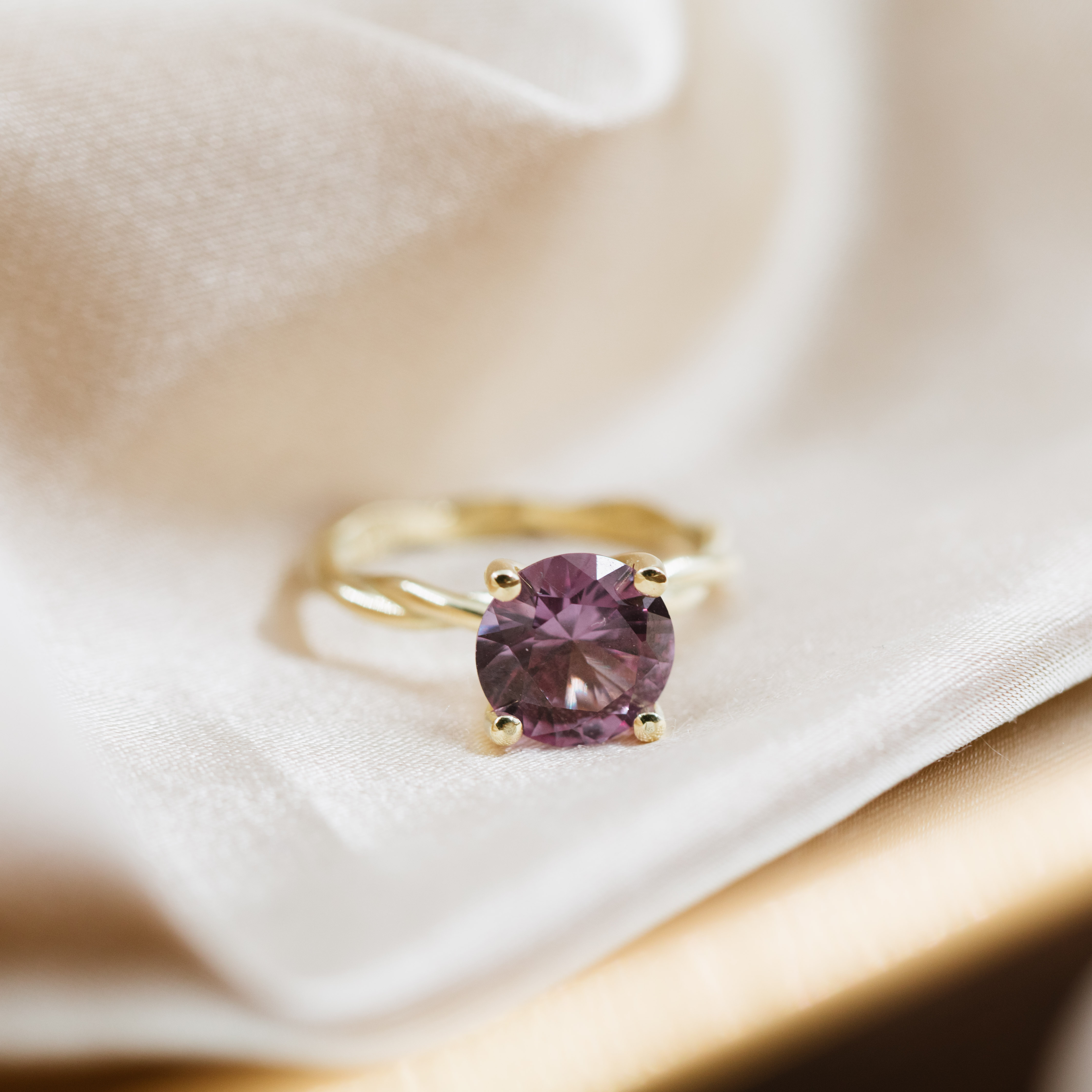 Bilde nummer 3 av Pan Jewelry Drops, Ring i 585 gult gull med syntetisk Alexandritt