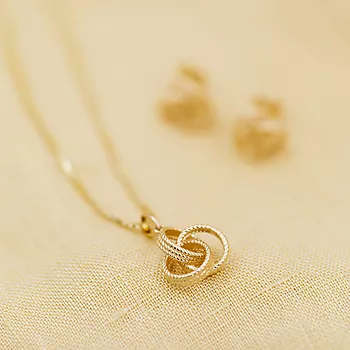 Bilde nummer 2 av Pan Jewelry, Anheng i 585 gult gull med knute