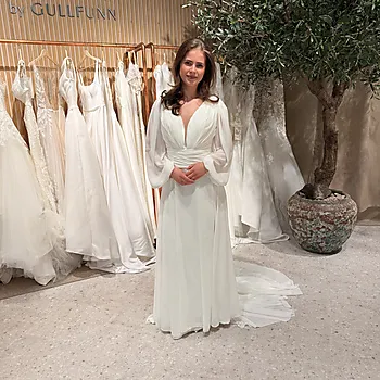 En gang til brudekjole, Monica Loretti