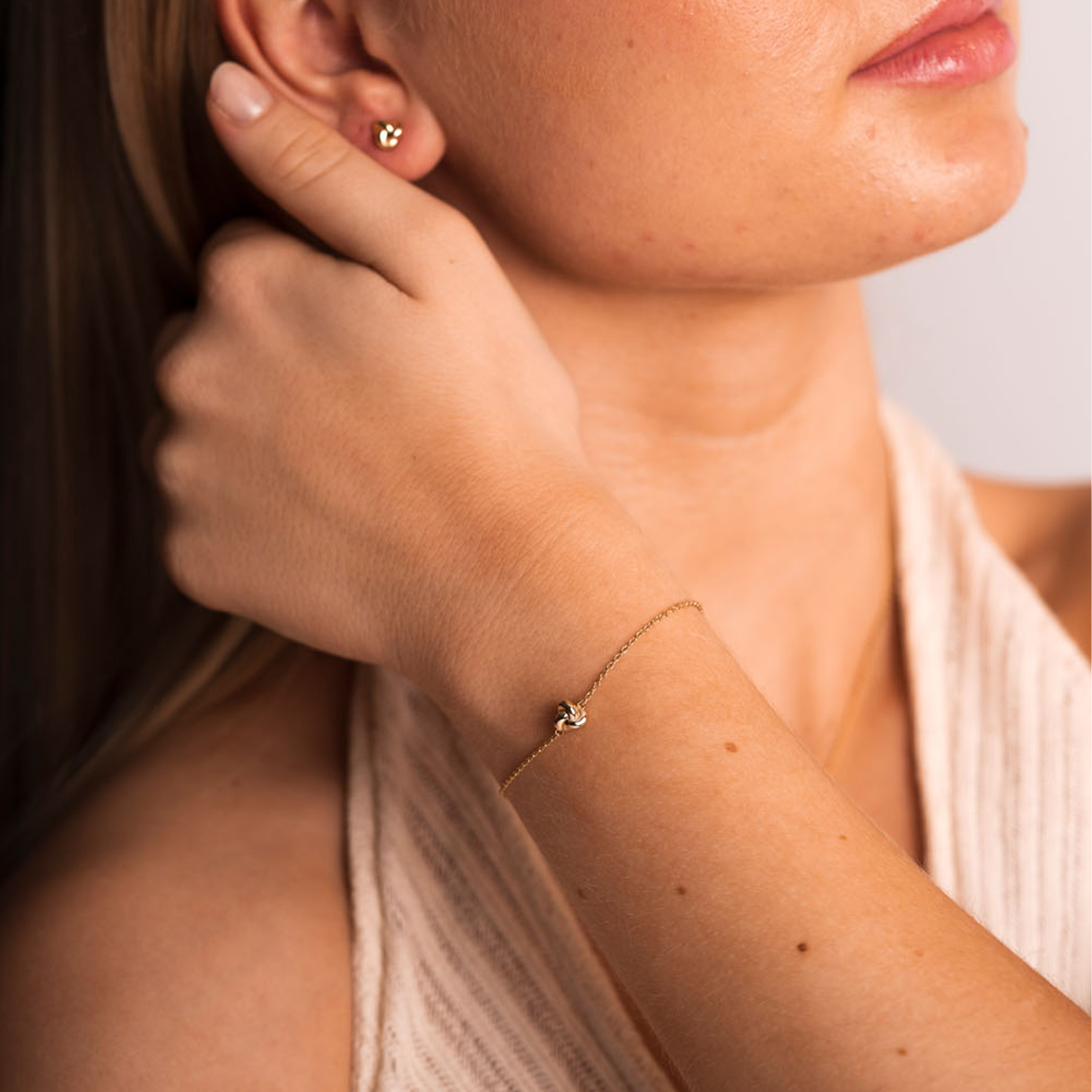 Bilde nummer 3 av Pan Jewelry, Smykkesett med øredobber og armbånd i forgylt 925 sølv med knute