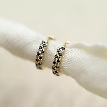 Bilde nummer 3 av Pan Jewelry, Øreringer i 585 gult gull med sorte zirkonia