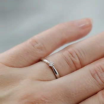 Bilde nummer 2 av Olivia diamantring i 585 hvitt gull 0,07 ct