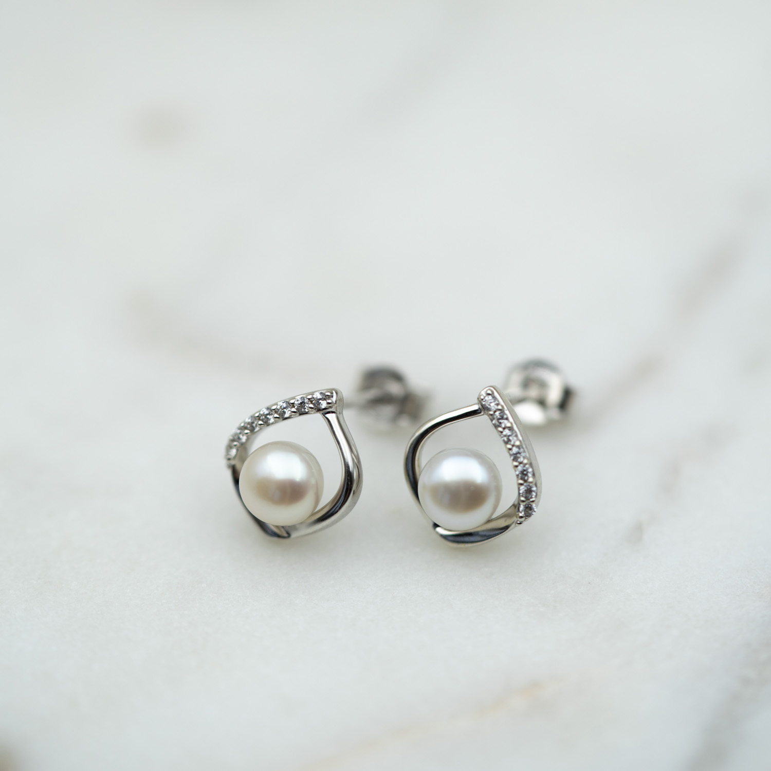 Bilde nummer 3 av Pan Jewelry, Øredobber i 585 hvitt gull med ferskvannsperle og zirkonia med dråpeform
