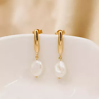 Bilde nummer 4 av Pan Jewelry, Øredobber i 585 gult gull med barokk ferskvannsperle