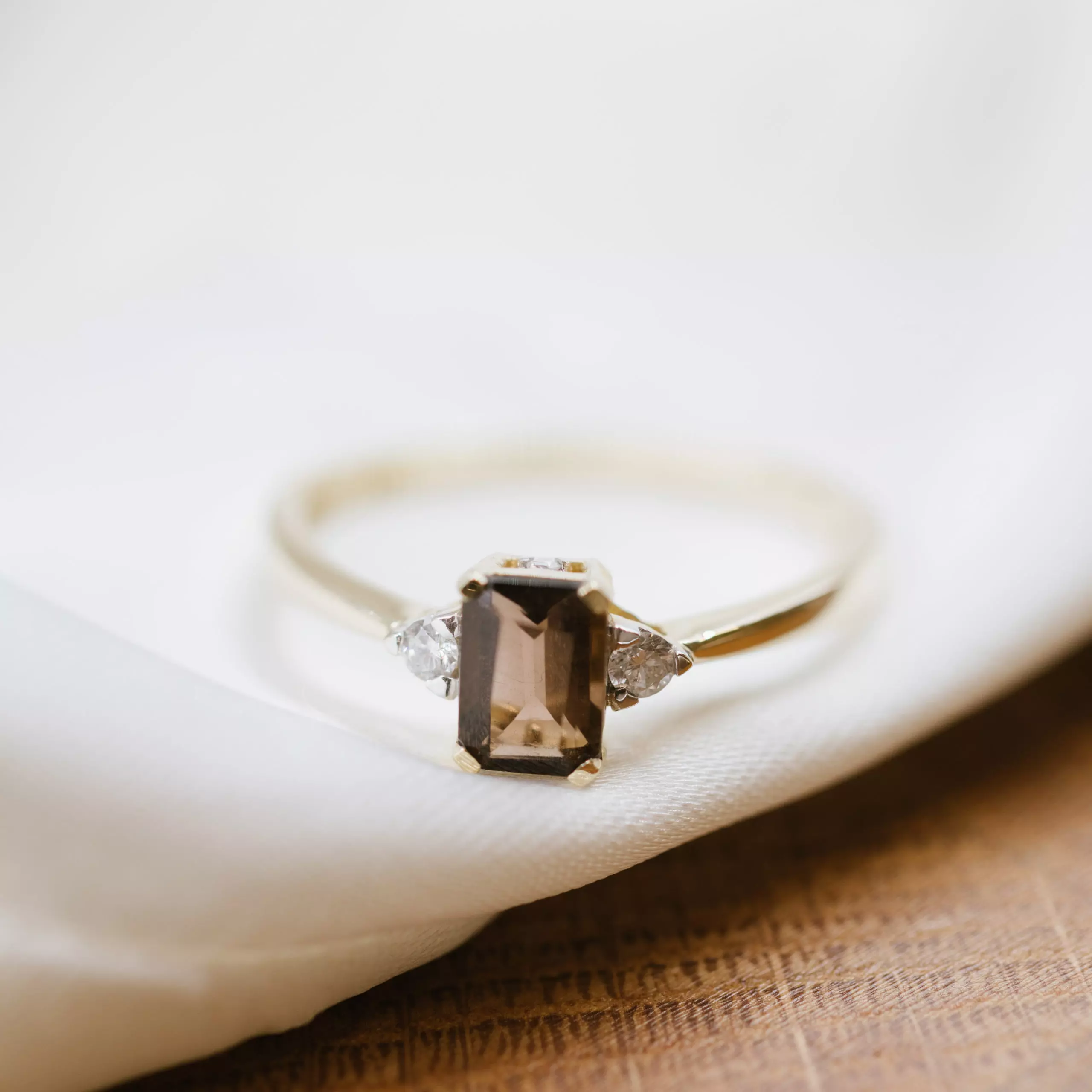 Bilde nummer 3 av Michelle diamantring i 585 gult gull med diamanter 0,10 ct og røykkvarts