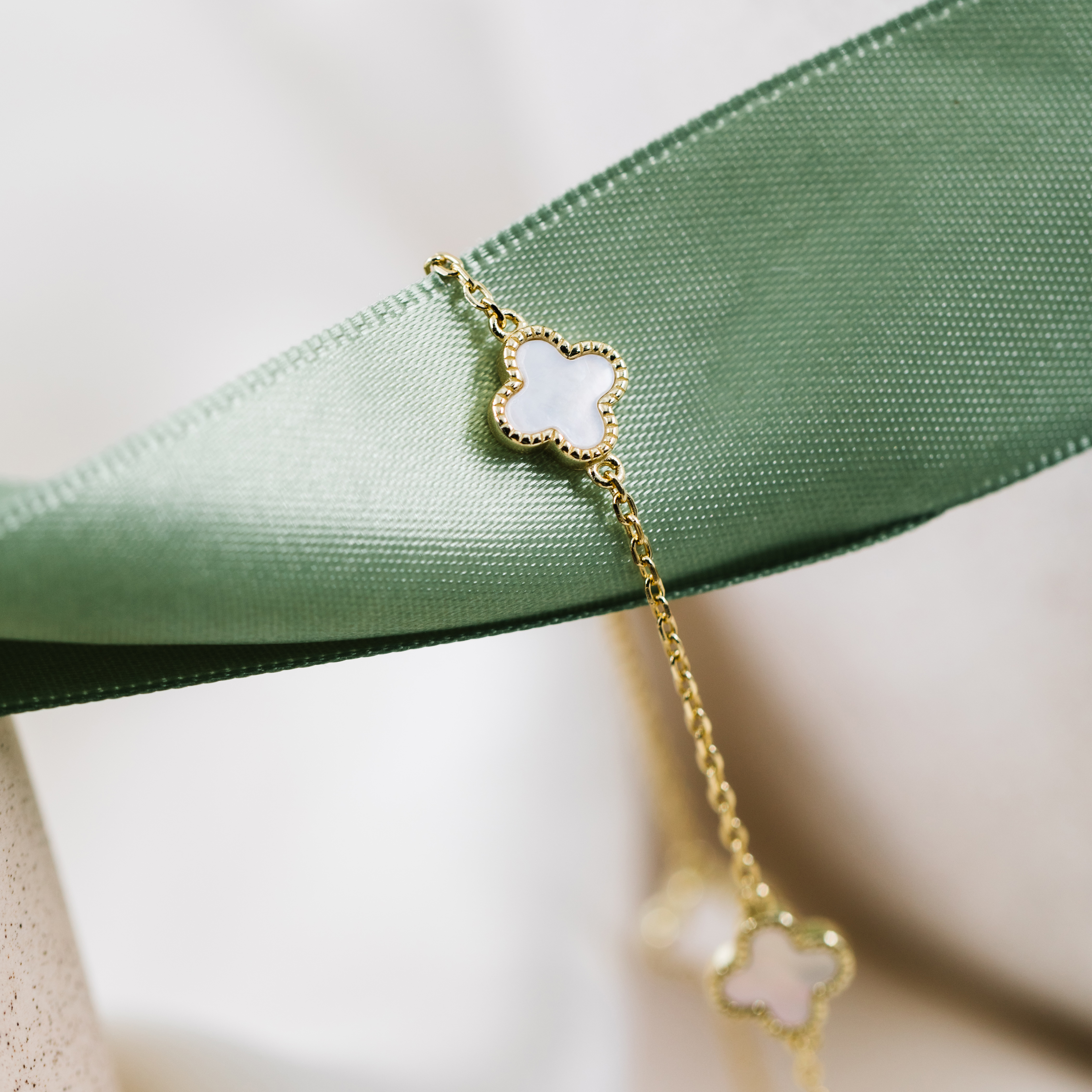 Bilde nummer 3 av Pan Jewelry, Kløver armbånd i forgylt 925 sølv med perlemor