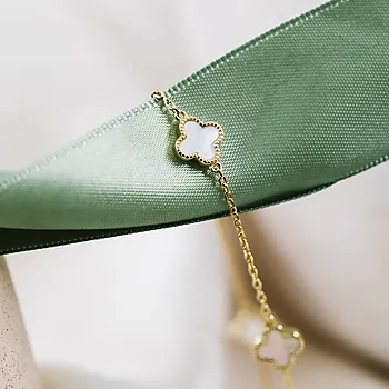 Bilde nummer 3 av Pan Jewelry, Kløver armbånd i forgylt 925 sølv med perlemor