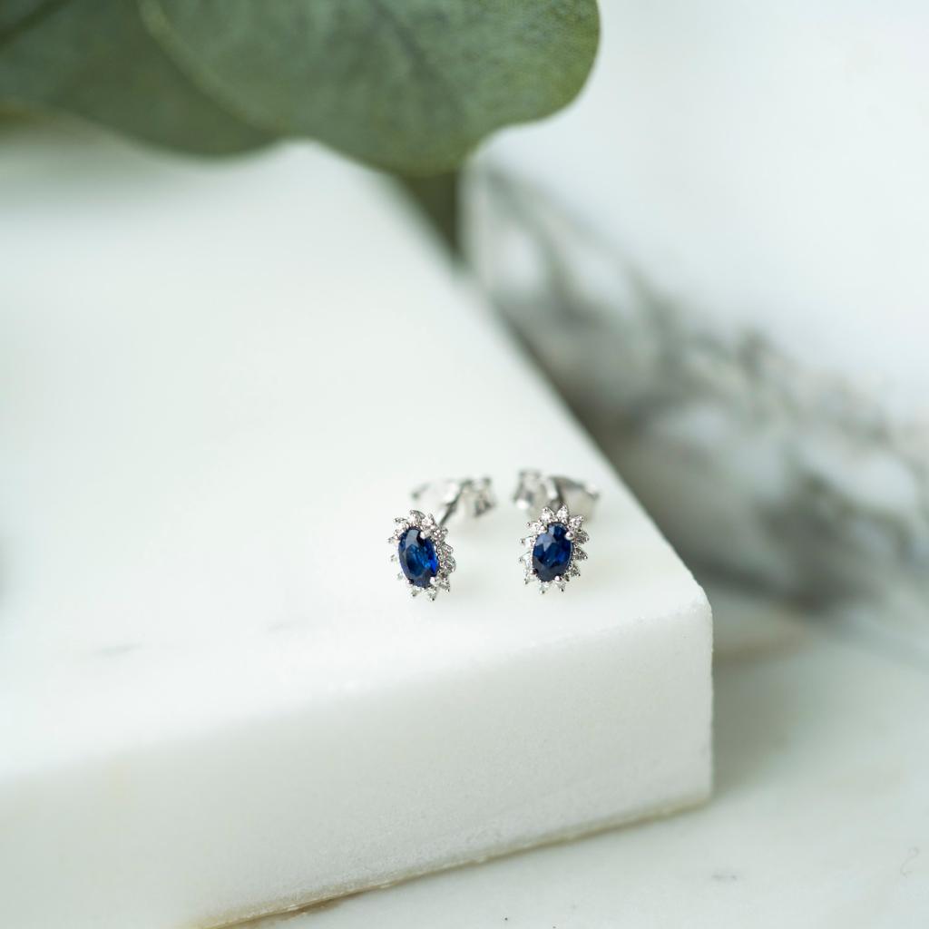 Bilde nummer 4 av Gold Collection, Øredobber i 585 hvitt gull med diamanter 0,08 ct og safir