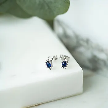 Bilde nummer 4 av Gold Collection, Øredobber i 585 hvitt gull med diamanter 0,08 ct og safir