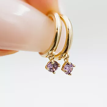 Bilde nummer 3 av Pan Jewelry, Øredobber i 585 gult gull med lilla zirkonia