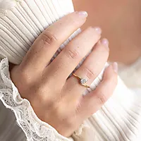 Bilde nummer 2 av Diamantring i 585 gult gull 0,15 ct