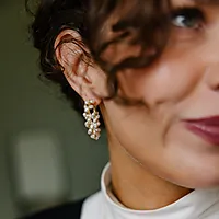 Bilde nummer 3 av Perledrøm øreringer i 925 forgylt sølv med ferskvannsperler