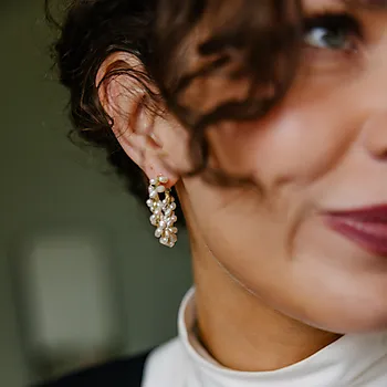 Bilde nummer 3 av Perledrøm øreringer i 925 forgylt sølv med ferskvannsperler