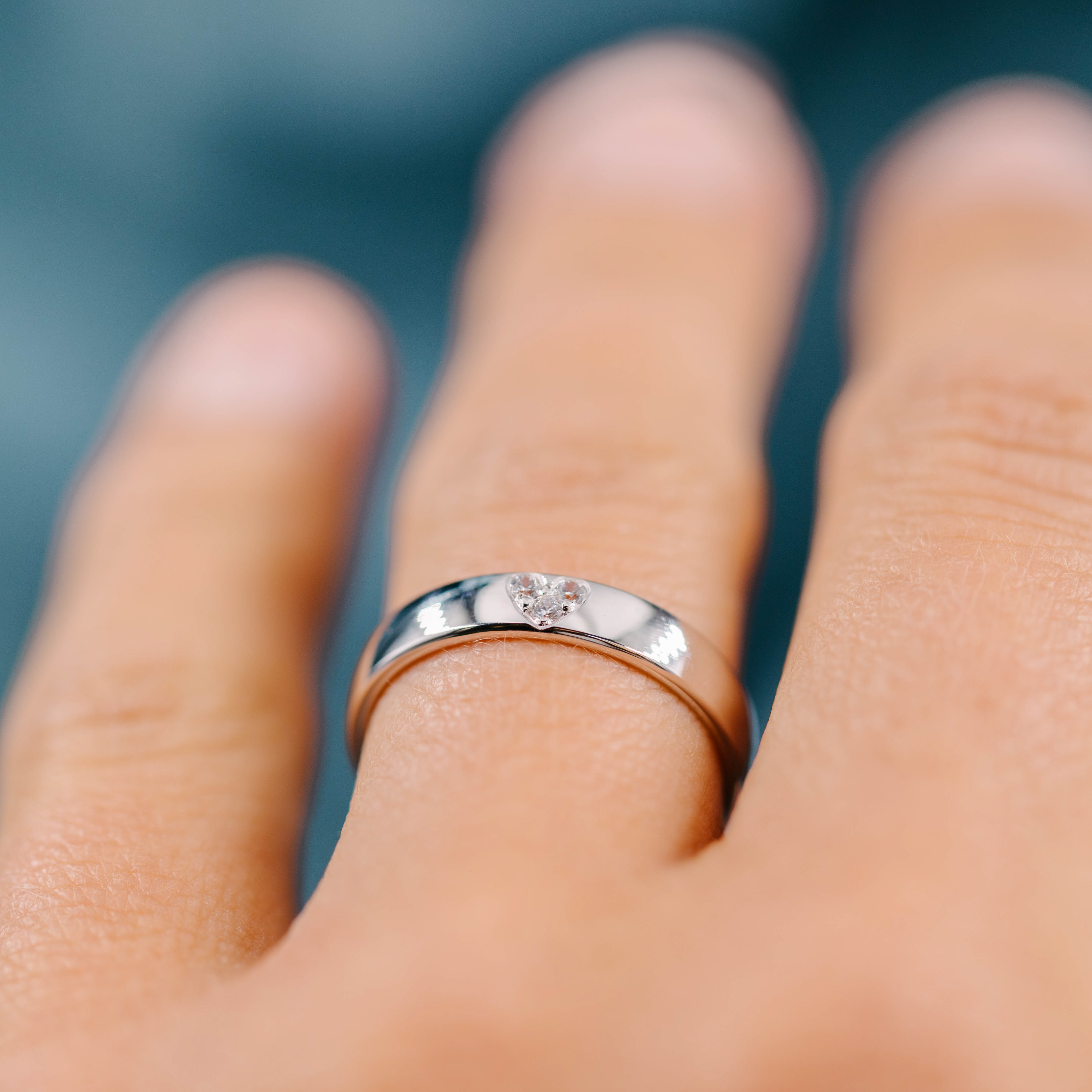 Bilde nummer 3 av Giftering i 585 hvitt gull med diamanter og hjerte 0,06 CT | 4 mm bredde