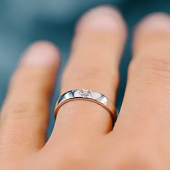 Bilde nummer 3 av Giftering i 585 hvitt gull med diamanter og hjerte 0,06 CT | 4 mm bredde