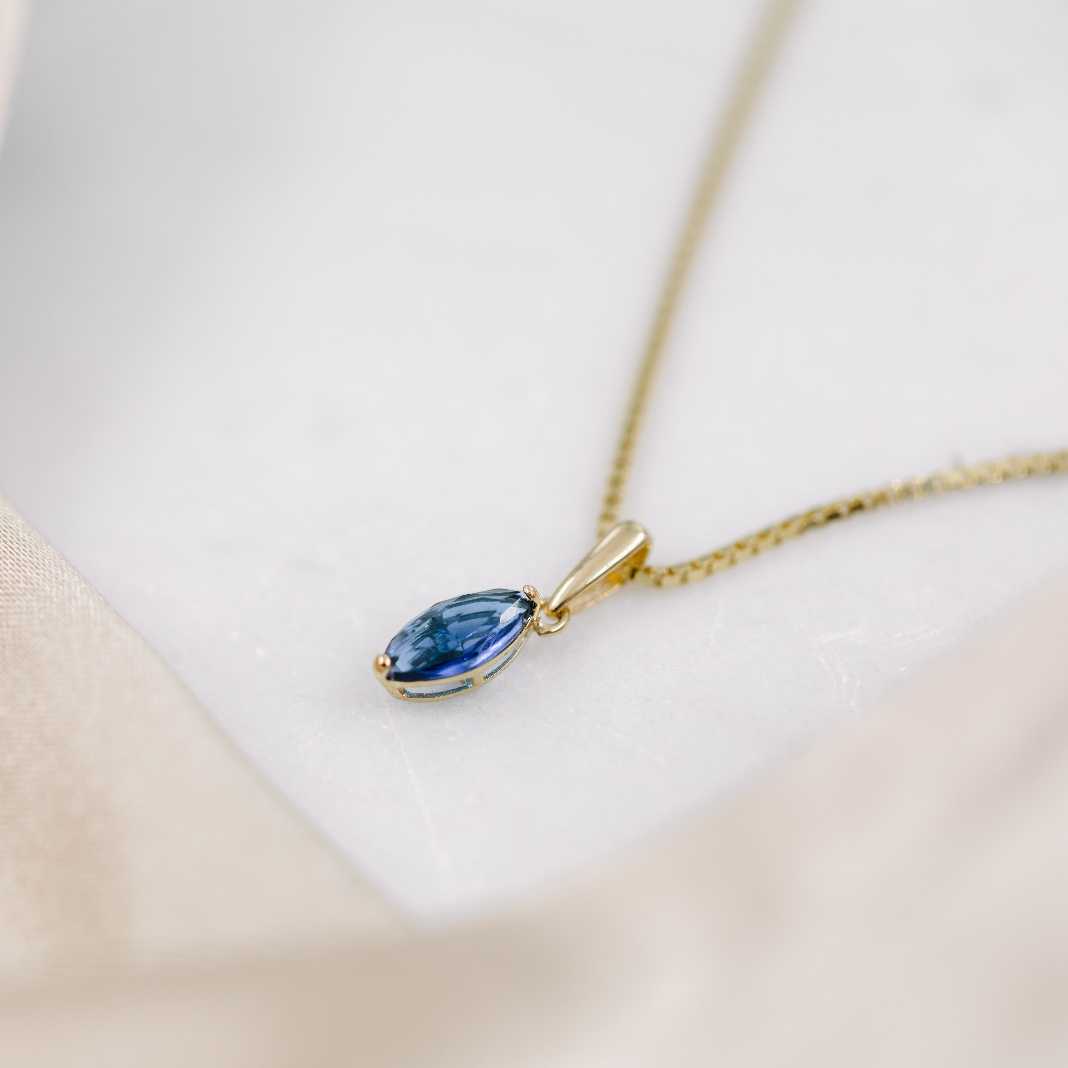 Bilde nummer 3 av Pan Jewelry, Anheng i 585 gult gull med blå zirkonia