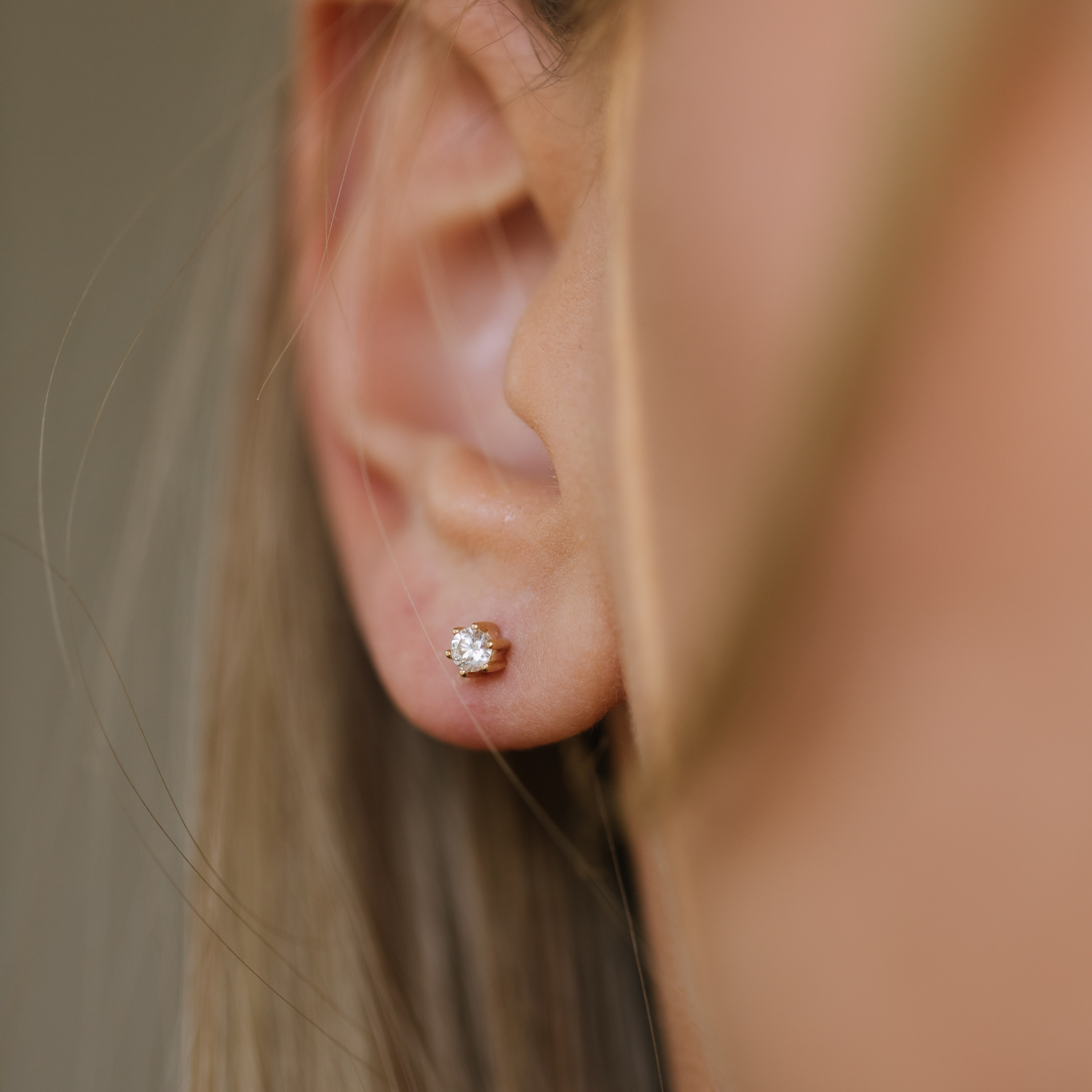 Bilde nummer 2 av Pan Jewelry, Ingrid enstensøredobber i 585 gult gull 0,20 ct