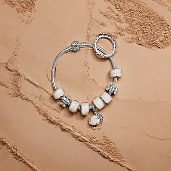 Bilde nummer 4 av Pandora Moments, Charm i 925 sølv med hvit rose og blad