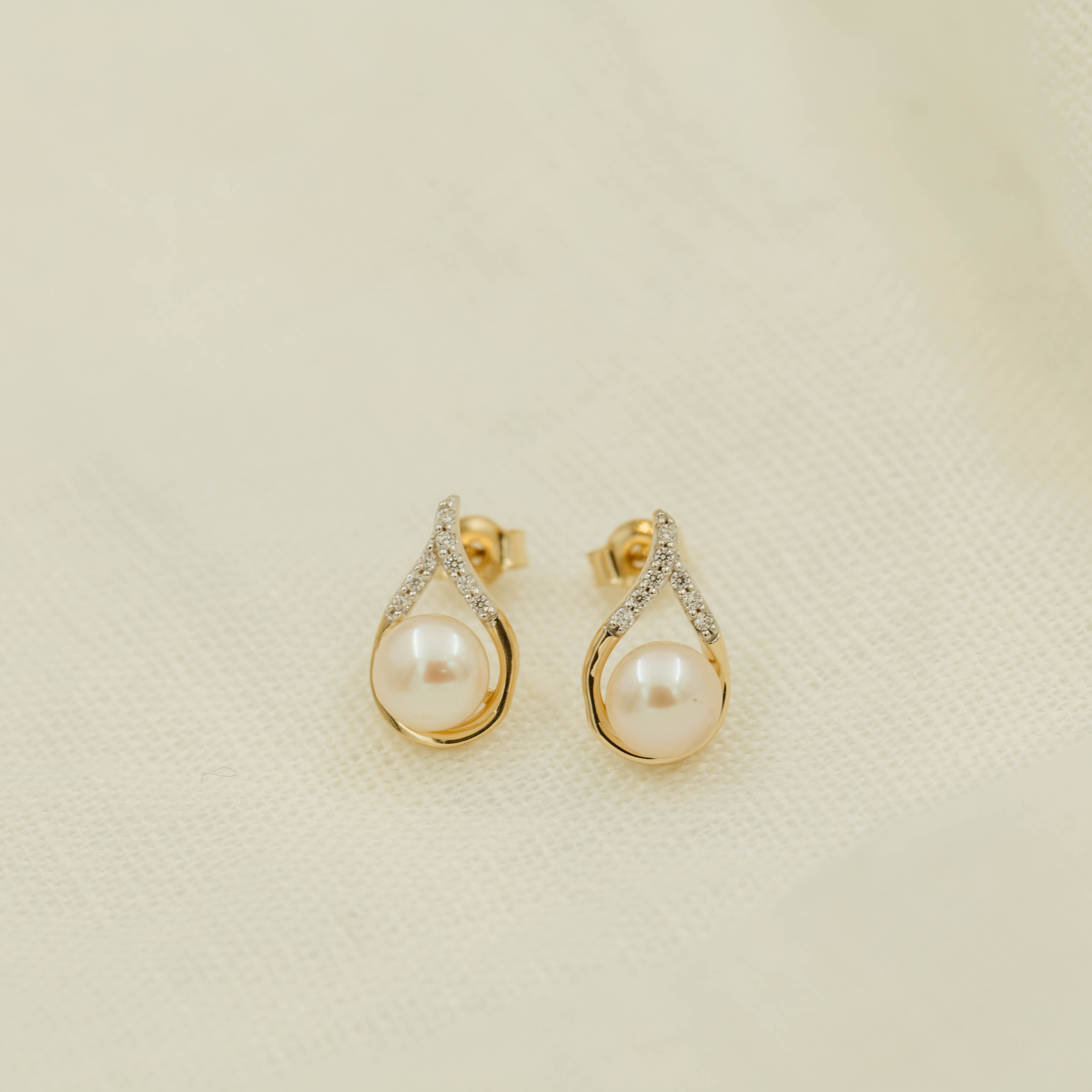 Bilde nummer 2 av Pan Jewelry, Øredobber i 585 gult gull med ferskvannsperler og zirkonia