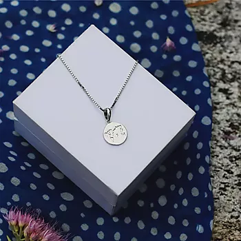Bilde nummer 2 av Pan Jewelry, Smykke i sølv med verdenskartet