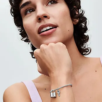 Bilde nummer 2 av Pandora Moments, Charms i 925  sølv med hengelås og nøkkel