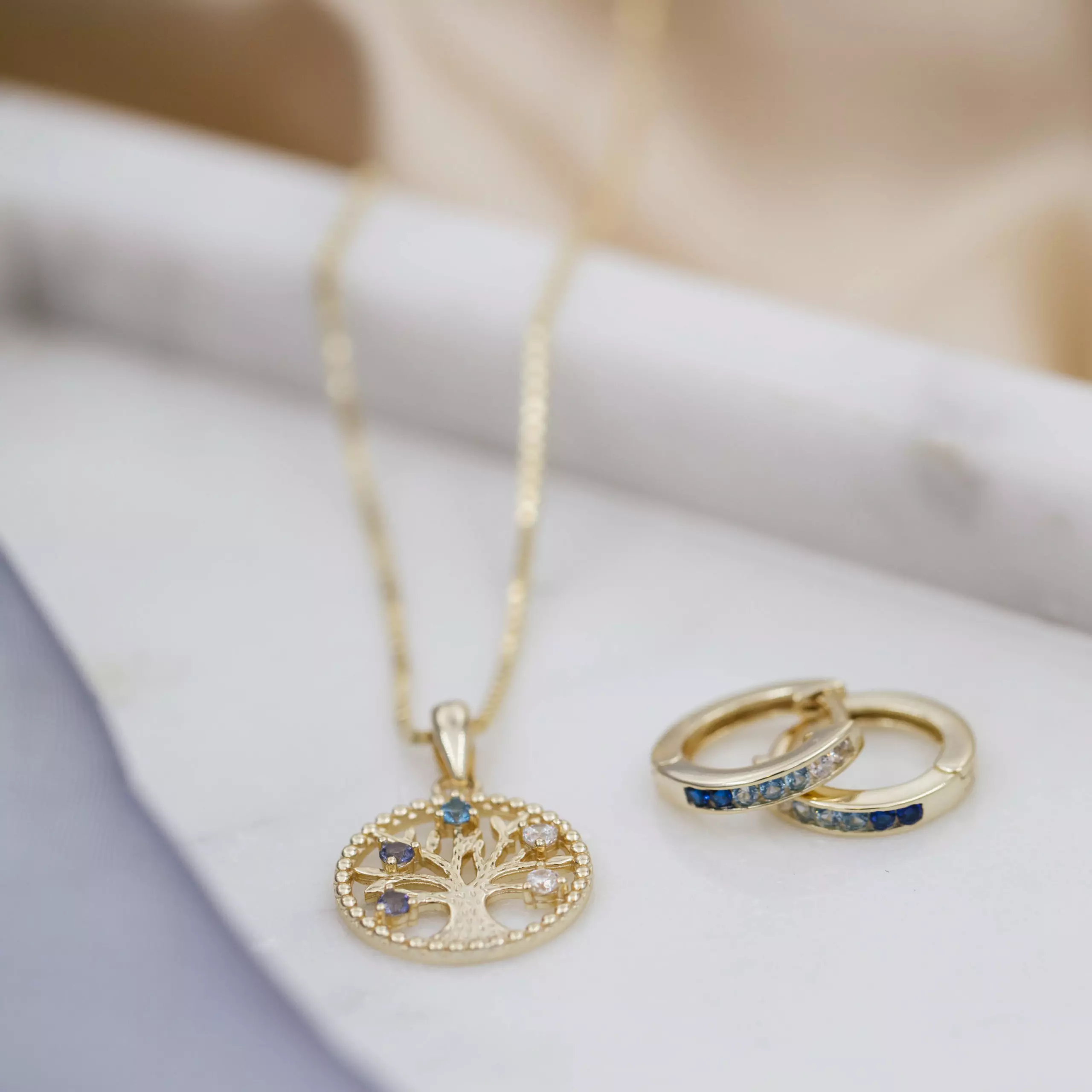 Bilde nummer 3 av Pan Jewelry, Øreringer i 925 forgylt sølv med zirkonia i blå nyanser