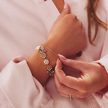 Bilde nummer 2 av Bouquet armbånd i forgylt messing med blomster