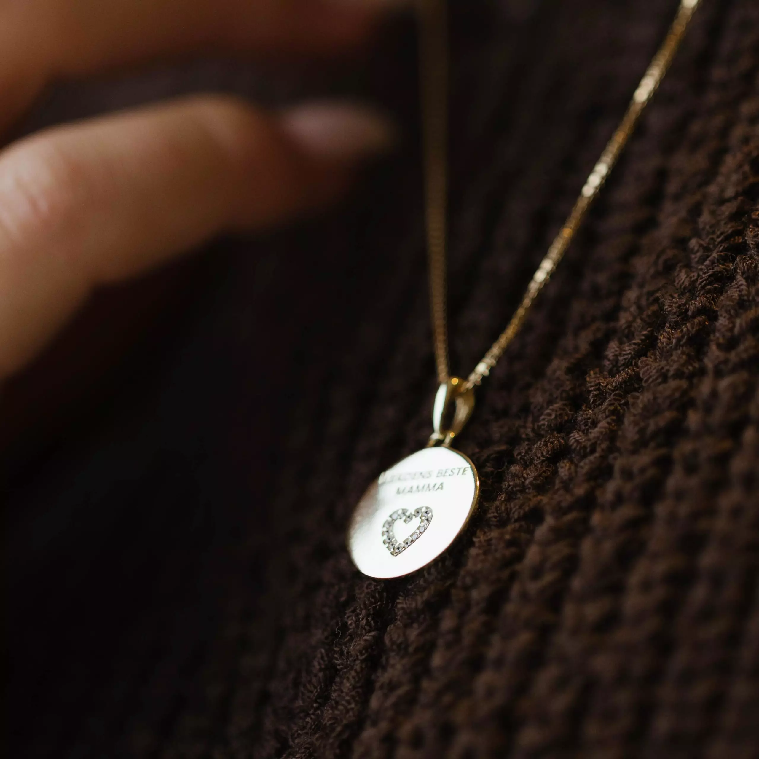 Bilde nummer 2 av Pan Jewelry, Smykke i forgylt 925 sølv med zirkonia og teksten VERDENS BESTE MAMMA