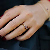 Bilde nummer 2 av Michelle diamantring i 585 gult gull 0,10 ct med rhodolitt