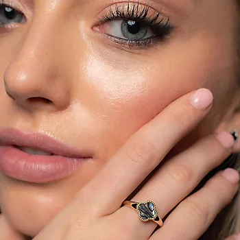 Bilde nummer 2 av Kløver ring i 925 sølv med abalone