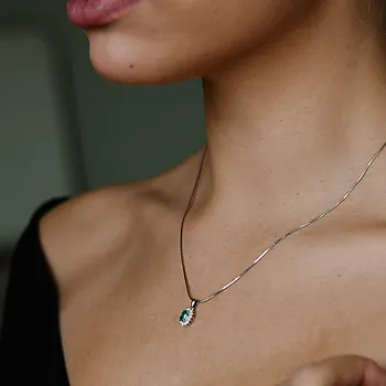 Bilde nummer 2 av Diamantanheng i 585 hvitt gull 0,14 ct med smaragd