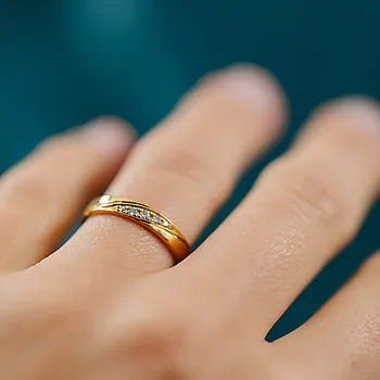 Bilde nummer 2 av Giftering i 585 gult gull med diamanter 0,09 CT | 3,5 mm bredde
