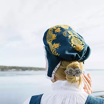 Bilde nummer 3 av Sylvsmidja, Hårspenne i 830 oksidert sølv med perlekant og kruser