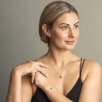 Bilde nummer 3 av Pan Jewelry, Kløver øredobber i forgylt 925 sølv med syntetisk sort agat