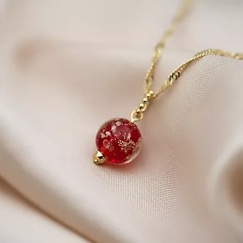 Bilde nummer 2 av Pan Jewelry, Anheng i 925 forgylt sølv med rød glasskule