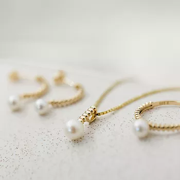Bilde nummer 4 av Pan Jewelry, Øredobber i 585 gult gull med ferskvannsperle