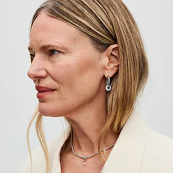 Bilde nummer 4 av Pandora Moments, Charm i 925 sølv med hjerte gravert med teksten Mom
