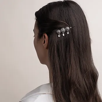 Bilde nummer 2 av Hårnål i 830 oksidert sølv med klar sten