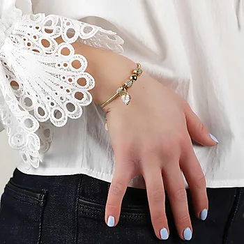 Bilde nummer 2 av Snö of Sweden, Cicce armbånd i forgylt messing med zirkonia og charms