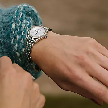 Bilde nummer 4 av Seiko, Basic dameklokke med stållenke og swarowski krystaller