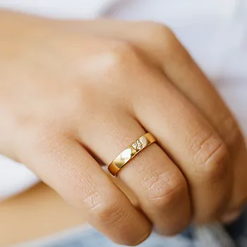 Bilde nummer 2 av Giftering i 375 gult gull med diamanter og hjerte 0,06 CT | 4 mm bredde