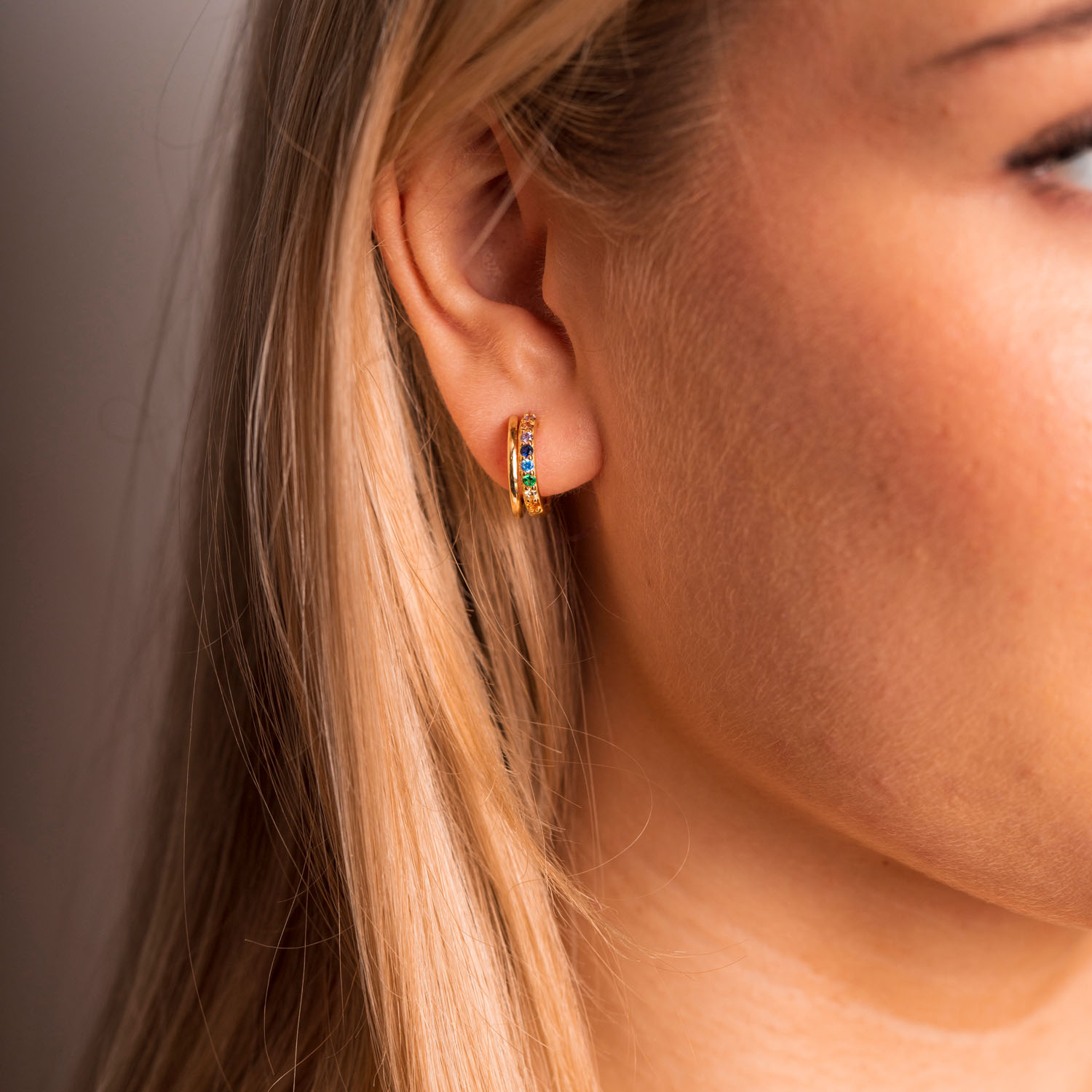 Bilde nummer 3 av Pan Jewelry, Øredobber i forgylt 925 sølv med farget zirkonia