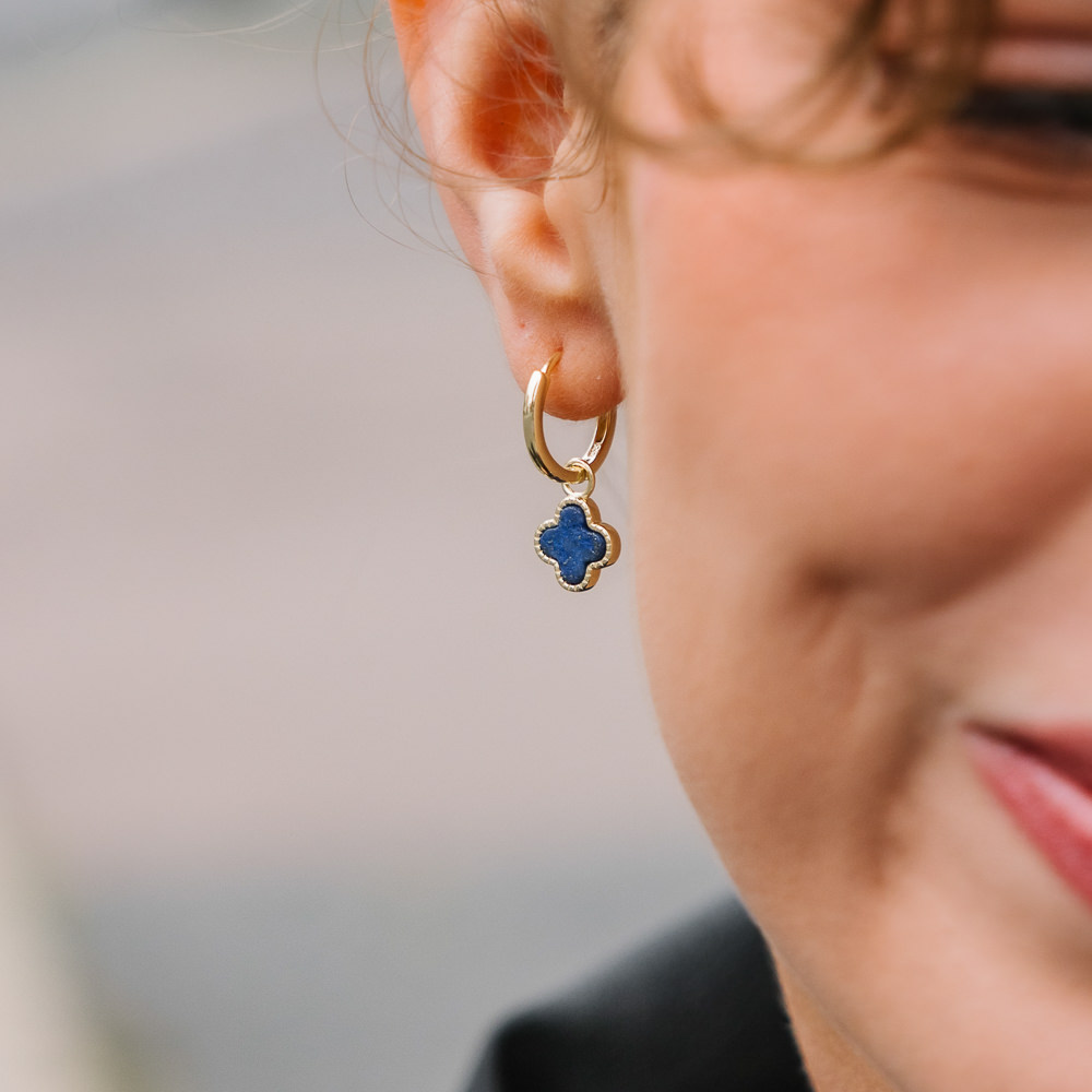 Bilde nummer 2 av Pan Jewelry, Kløver øreringer i forgylt 925 sølv med havblå lapis lazuli